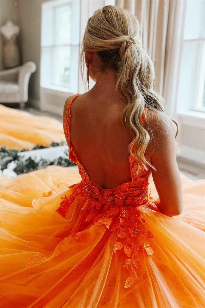 Hermoso vestido de noche largo de tul con flores naranjas y escote en V en forma de A